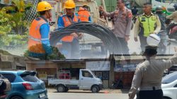 Kabel PLN Putus di Dekat Gerbang Delta Silicon 8, Lalu Lintas Sempat Terganggu, Anggota Polsek Cikarang Selatan Atur Lalu Lintas. 