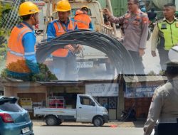Kabel PLN Putus di Dekat Gerbang Delta Silicon 8, Lalu Lintas Sempat Terganggu, Anggota Polsek Cikarang Selatan Atur Lalu Lintas. 