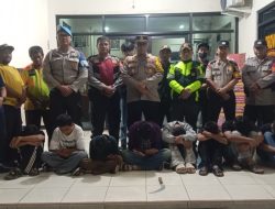 Cegah Tawuran, Polsek Serang Baru Amankan Celurit Dari Kumpulan Remaja Saat Patroli Malam
