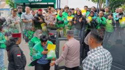 Wakasat Bimas Polres Metro Bekasi Bagikan Beras ke Ojek Online di Shelter Grab Lippo Cikarang