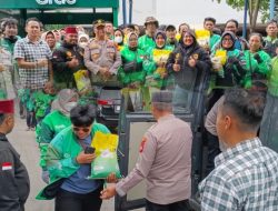 Wakasat Bimas Polres Metro Bekasi Bagikan Beras ke Ojek Online di Shelter Grab Lippo Cikarang