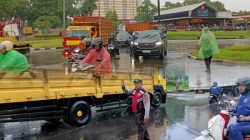 Respon Cepat Polsek Cikarang Selatan Atasi Kemacetan Akibat Genangan Air Jl. MH Thamrin Lippo Cikarang