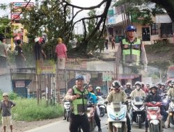 Cegah Terjadinya Gangguan Pohon Tumbang, Polsek Serang Baru bersama dengan Aparatur Desa Sukasari Pangkas Pohon di Jalan Raya KH. Raden Ma’mun Nawawi
