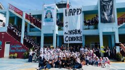 Tangis Haru Warnai Hari Guru di SMP Islam Insan Cendekia Saat Kapolsek Serang Baru Beri Kejutan