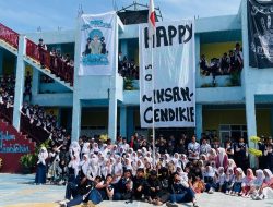 Tangis Haru Warnai Hari Guru di SMP Islam Insan Cendekia Saat Kapolsek Serang Baru Beri Kejutan