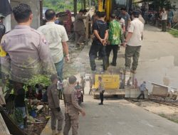Polsek Cikarang Selatan Backup Satpol PP dalam Penertiban Bangunan Liar di TKD Sukasejati untuk Koperasi Desa Merah Putih