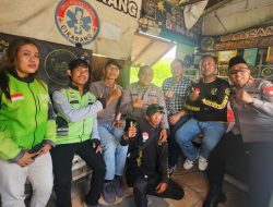 Polsek Cikarang Selatan Gelar Jumat Barokah, Bagikan Nasi Kotak ke Komunitas Ojek Online