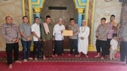 Polsek Cikarang Selatan Gelar Safari Kamtibmas, Kapolsek Ingatkan Warga Soal Maraknya Penipuan Online dan Serahkan Mushaf Al-Qur’an di Masjid An Nur Iman