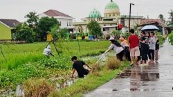 Gotong Royong Pemdes Karangjaya dan UNSIKA Bersihkan Kali Kecil Pebayuran Bekasi