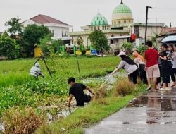 Gotong Royong Pemdes Karangjaya dan UNSIKA Bersihkan Kali Kecil Pebayuran Bekasi