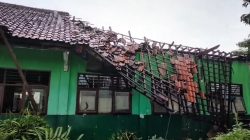 Hujan Berhari-hari, Atap Gedung SMPN 3 Cikarang Selatan Roboh, Kades Ciantra Minta Pemerintah Bertindak Cepat