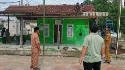 Kepala Desa Ciantra Mulyadi Fernando Perbaiki Posyandu Yang Bocor