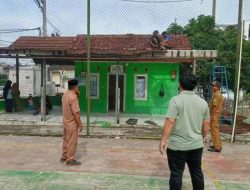 Kepala Desa Ciantra Mulyadi Fernando Perbaiki Posyandu Yang Bocor