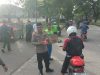 Ramadan Barokah, Polsek Cikarang Selatan Bersama PT Tata Logam Bagi Takjil untuk Pengguna Jalan