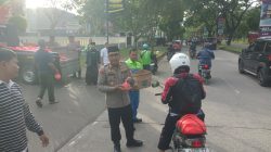 Ramadan Barokah, Polsek Cikarang Selatan Bersama PT Tata Logam Bagi Takjil untuk Pengguna Jalan