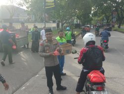 Ramadan Barokah, Polsek Cikarang Selatan Bersama PT Tata Logam Bagi Takjil untuk Pengguna Jalan