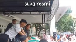 VIRAL! Sekdes Aktif Desa Sukaresmi Diduga Kampanye dengan Membagikan Beras di Kantor Desa