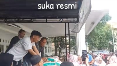 VIRAL! Sekdes Aktif Desa Sukaresmi Diduga Kampanye dengan Membagikan Beras di Kantor Desa