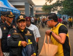 Polres Metro Bekasi Gelar Sepeda Santai dan Bagikan Beras untuk Pokdarkamtibmas serta Ojol di Cikarang Selatan
