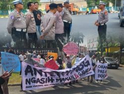 Dukung Program Makan Bergizi Gratis, Puluhan Massa Gelar Aksi Damai di Cikarang Selatan