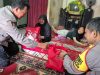 Bhabinkamtibmas Polsek Cikarang Selatan Salurkan Bantuan Sembako untuk Warga Penyandang Disabilitas
