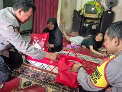 Bhabinkamtibmas Polsek Cikarang Selatan Salurkan Bantuan Sembako untuk Warga Penyandang Disabilitas