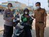 Bhabinkamtibmas Desa Sukadami Bagikan Masker, Polisi Ajak Warga Aktif Jaga Keamanan Lingkungan