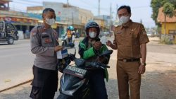 Bhabinkamtibmas Desa Sukadami Bagikan Masker, Polisi Ajak Warga Aktif Jaga Keamanan Lingkungan