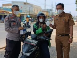 Bhabinkamtibmas Desa Sukadami Bagikan Masker, Polisi Ajak Warga Aktif Jaga Keamanan Lingkungan