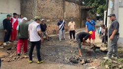 Warga Keluhkan Genangan, Pj Kades Sukaresmi Pimpin Langsung Pembersihan Saluran Air