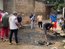 Warga Keluhkan Genangan, Pj Kades Sukaresmi Pimpin Langsung Pembersihan Saluran Air
