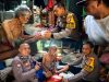 Bhabinkamtibmas Polsek Cikarang Selatan Salurkan Bantuan Sembako untuk Lansia di Desa Sukadami
