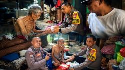 Bhabinkamtibmas Polsek Cikarang Selatan Salurkan Bantuan Sembako untuk Lansia di Desa Sukadami