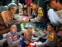 Bhabinkamtibmas Polsek Cikarang Selatan Salurkan Bantuan Sembako untuk Lansia di Desa Sukadami